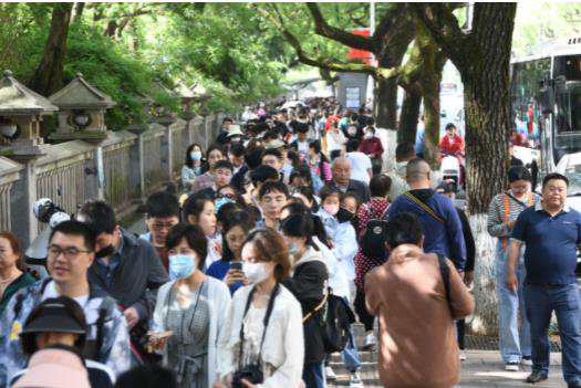 五一长沙实况：队伍排到隔壁景区，凌晨2点打车还得等位
